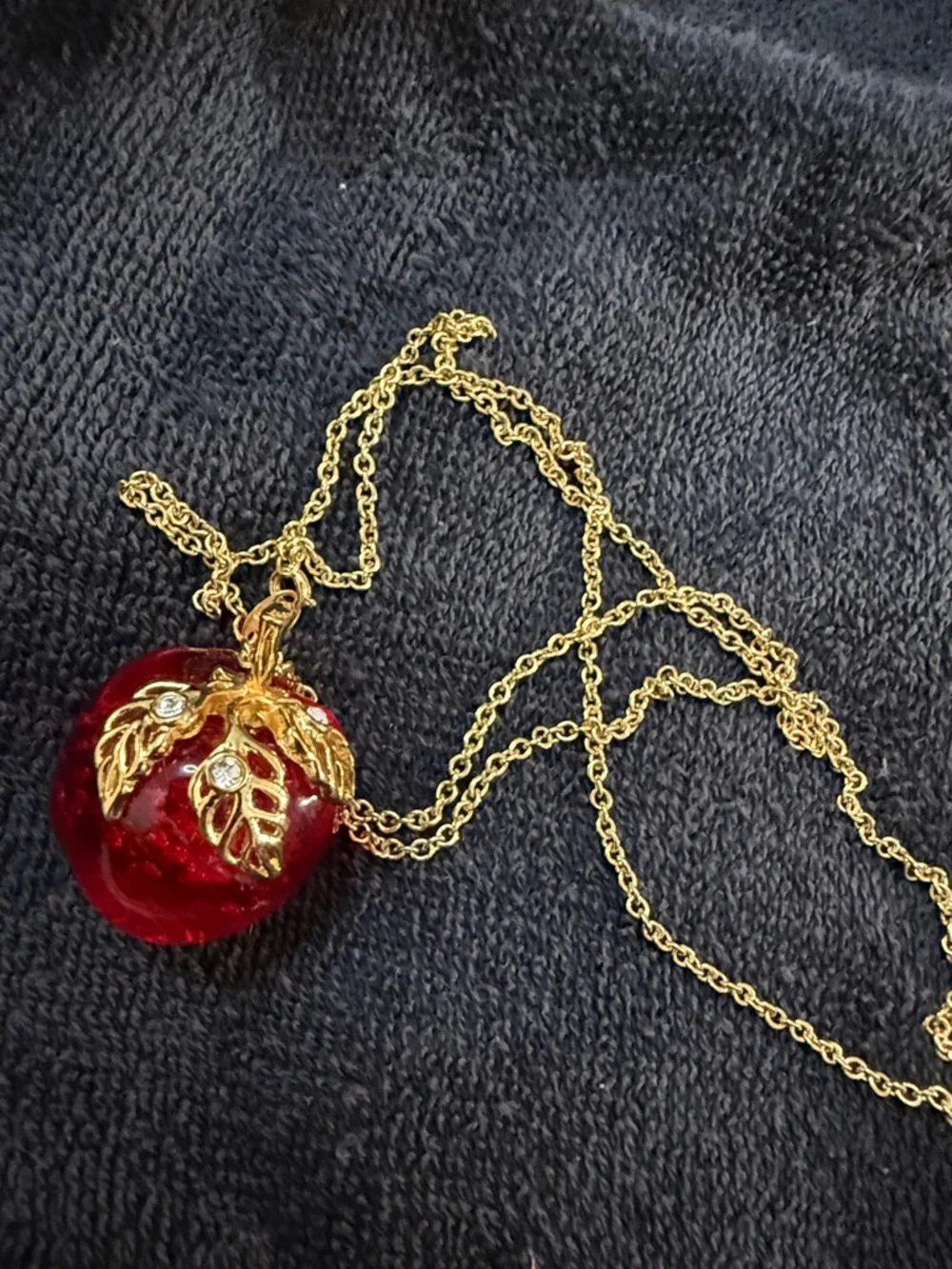 Vintage Avon Gold-Tone Red Lucite Apple Pendant Necklace - Picture 6 of 9